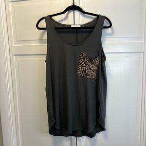 NWT Zenana Animal Print Pocket Tank Top Size Women’s Large Color Gray